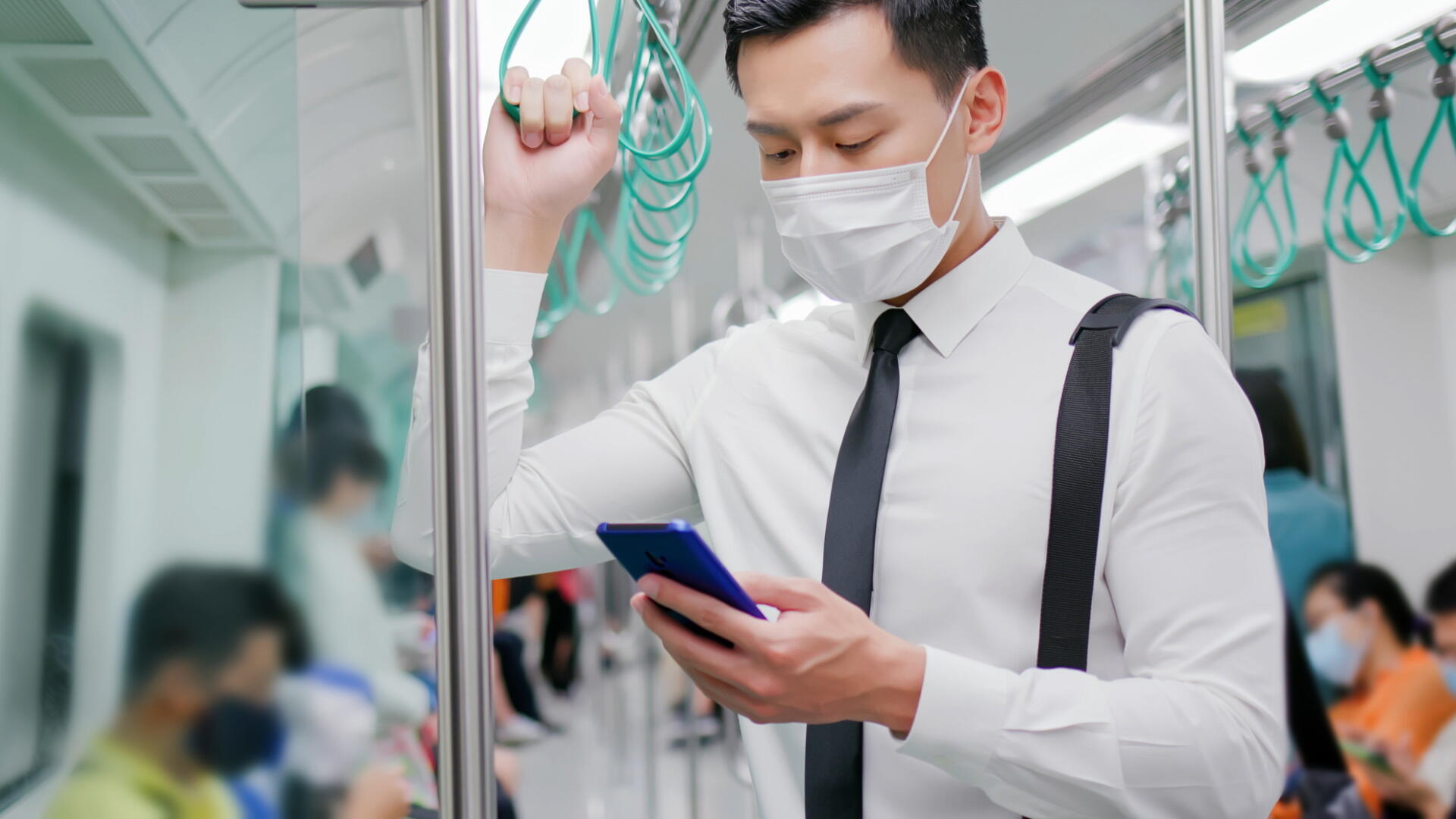 It is good manners to refrain from talking on the phone in the train.