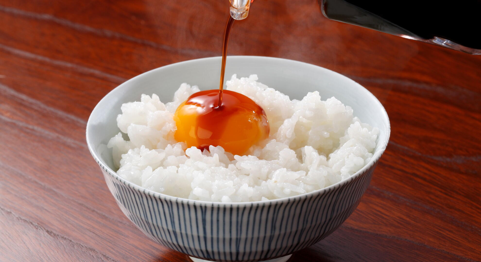 生卵は熱いご飯にかけて召し上がれ